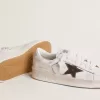 Stardan en piel napa con estrella de piel plateada metalizada y lengüeta del talón en ante rosa Stardan en piel napa con estrella de piel plateada metalizada y lengüeta del talón en ante rosa