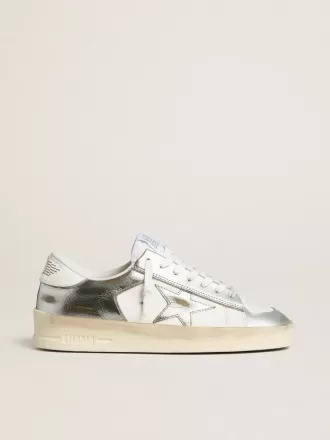Stardan en piel plateada con lengüeta blanca en el talón