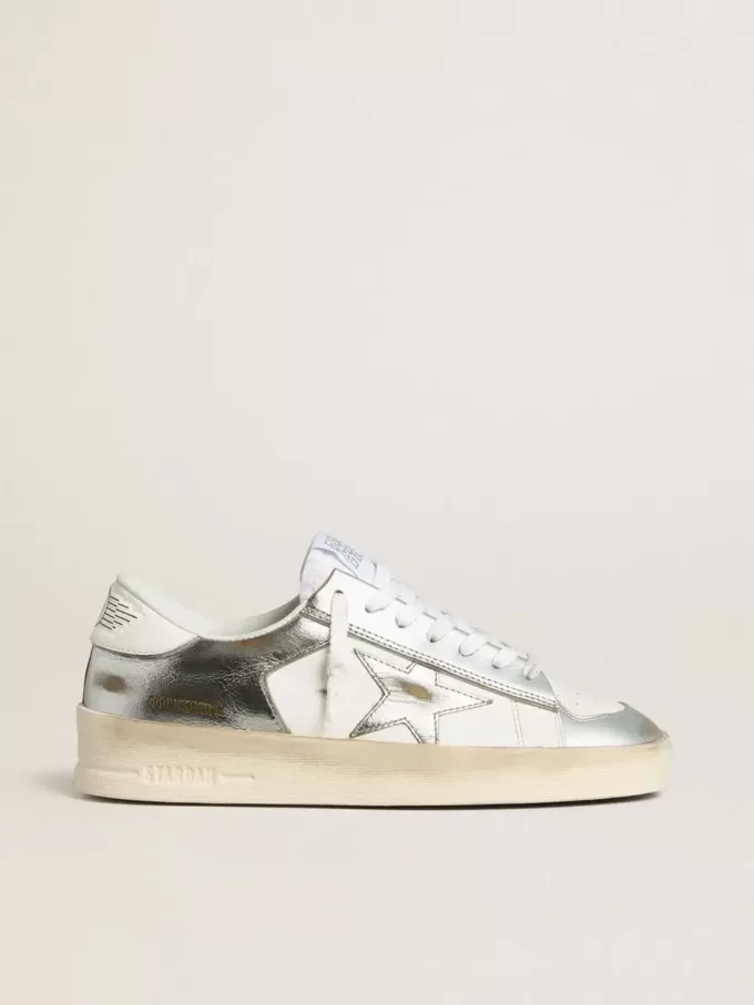Stardan en piel plateada con lengüeta blanca en el talón
