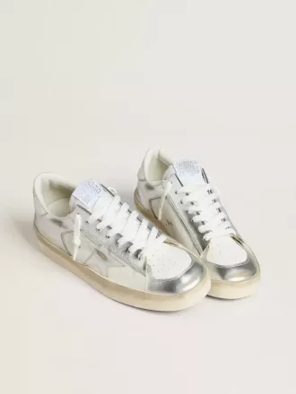 Stardan en piel plateada con lengüeta blanca en el talón