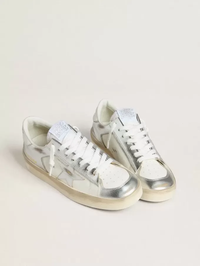 Stardan en piel plateada con lengüeta blanca en el talón