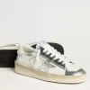 Stardan en piel plateada con lengüeta blanca en el talón