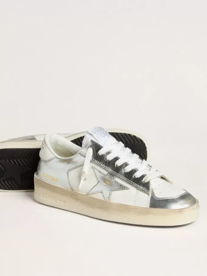 Stardan en piel plateada con lengüeta blanca en el talón