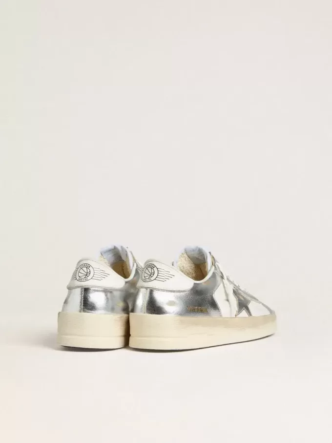 Stardan en piel plateada con lengüeta blanca en el talón