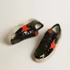 Stardan LAB para mujer en charol negro y verde con estrella naranja Stardan LAB para mujer en charol negro y verde con estrella naranja