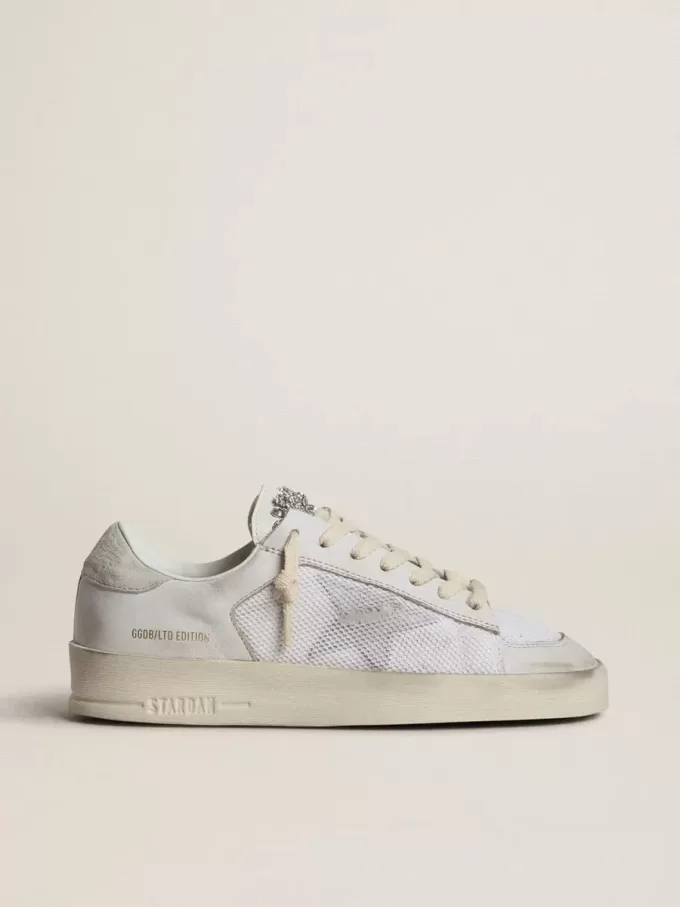 Stardan LTD en piel blanca con estrella y lengüeta en el talón en ante gris hielo Stardan LTD en piel blanca con estrella y lengüeta en el talón en ante gris hielo