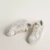 Stardan LTD en piel blanca con estrella y lengüeta en el talón en ante gris hielo Stardan LTD en piel blanca con estrella y lengüeta en el talón en ante gris hielo