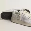 Stardan LTD en piel blanca con estrella y lengüeta en el talón en ante gris hielo Stardan LTD en piel blanca con estrella y lengüeta en el talón en ante gris hielo