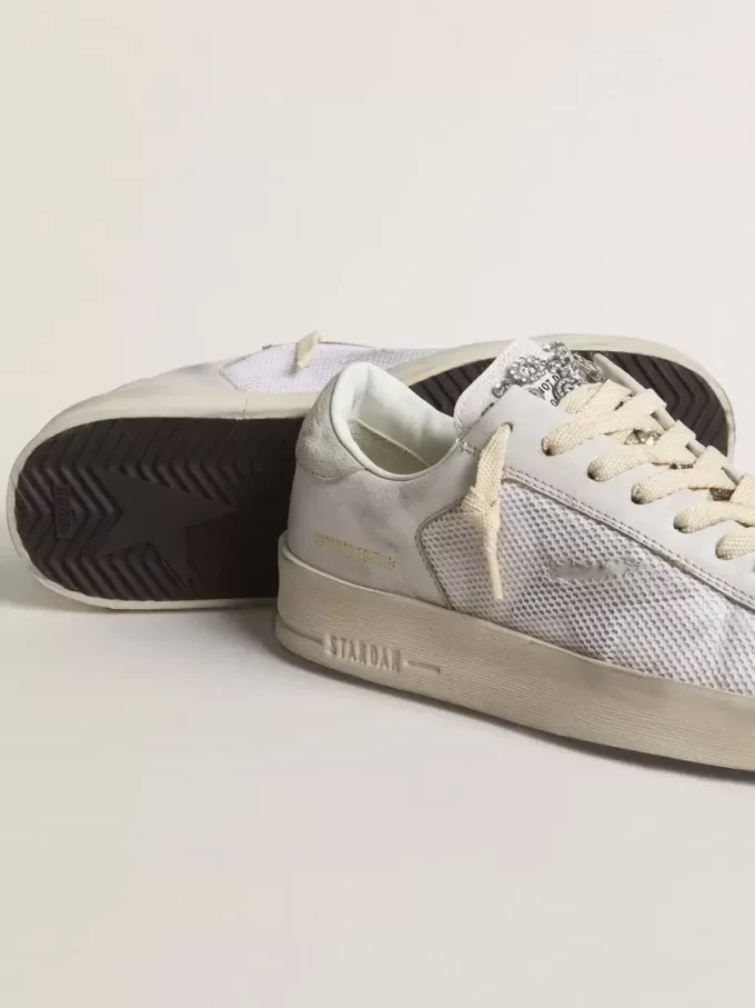 Stardan LTD en piel blanca con estrella y lengüeta en el talón en ante gris hielo Stardan LTD en piel blanca con estrella y lengüeta en el talón en ante gris hielo