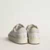Stardan LTD en piel blanca con estrella y lengüeta en el talón en ante gris hielo Stardan LTD en piel blanca con estrella y lengüeta en el talón en ante gris hielo