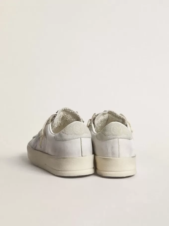 Stardan LTD en piel blanca con estrella y lengüeta en el talón en ante gris hielo Stardan LTD en piel blanca con estrella y lengüeta en el talón en ante gris hielo