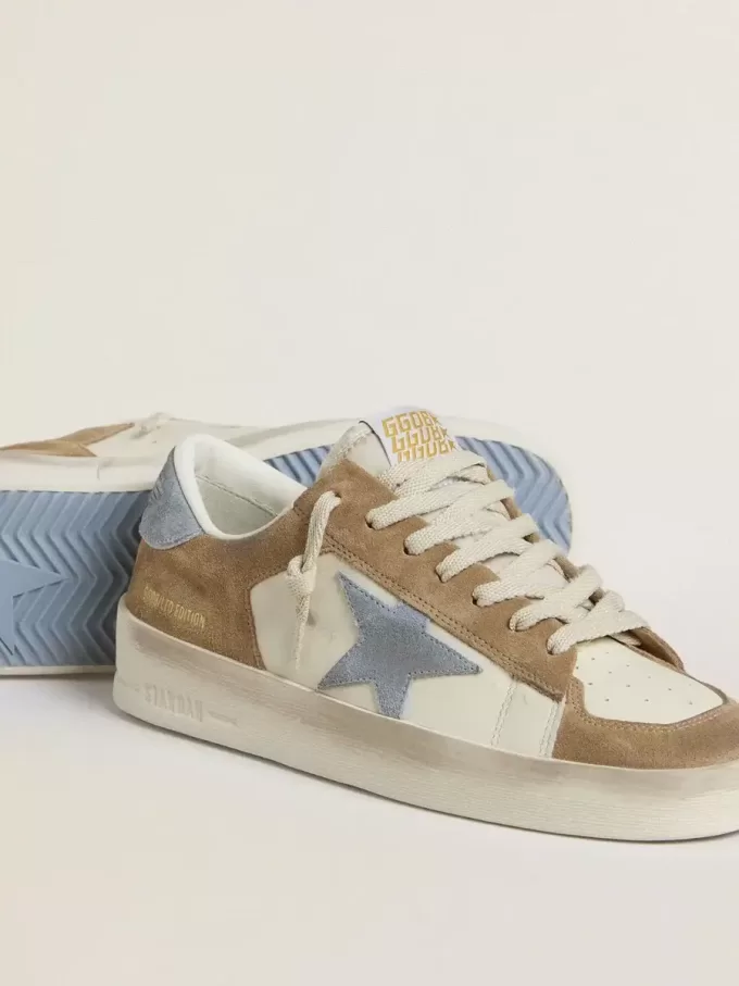 Stardan LTD en piel blanca y ante tabaco con estrella y lengüeta del talón en ante azul claro Stardan LTD en piel blanca y ante tabaco con estrella y lengüeta del talón en ante azul claro