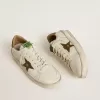 Stardan para hombre en piel blanca con estrella y lengüeta en el talón en piel con estampado de serpiente en verde militar
