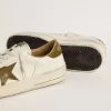 Stardan para hombre en piel blanca con estrella y lengüeta en el talón en piel con estampado de serpiente en verde militar
