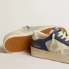 Stardan para hombre en piel gris y azul con estrella y lengüeta en el talón de color crema Stardan para hombre en piel gris y azul con estrella y lengüeta en el talón de color crema