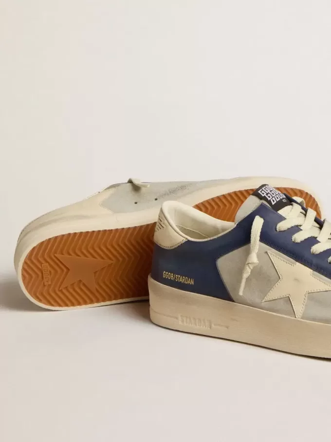 Stardan para hombre en piel gris y azul con estrella y lengüeta en el talón de color crema Stardan para hombre en piel gris y azul con estrella y lengüeta en el talón de color crema
