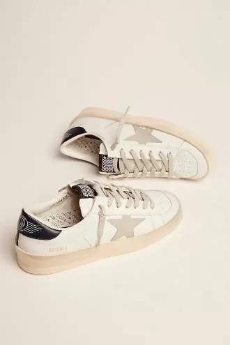 Stardan para mujer con estrella de ante gris hielo y lengüeta azul en el talón Stardan para mujer con estrella de ante gris hielo y lengüeta azul en el talón