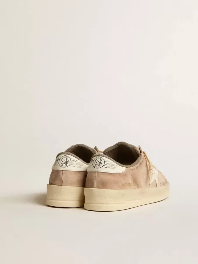 Stardan para mujer en ante rosa viejo con estrella y lengüeta en el talón de cuero blanco Stardan para mujer en ante rosa viejo con estrella y lengüeta en el talón de cuero blanco