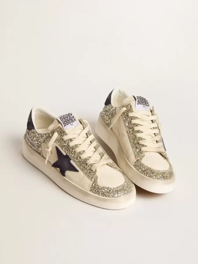 Stardan para mujer en brillo platino con estrella y lengüeta del talón en ante azul oscuro Stardan para mujer en brillo platino con estrella y lengüeta del talón en ante azul oscuro