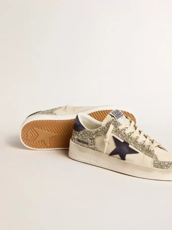 Stardan para mujer en brillo platino con estrella y lengüeta del talón en ante azul oscuro Stardan para mujer en brillo platino con estrella y lengüeta del talón en ante azul oscuro