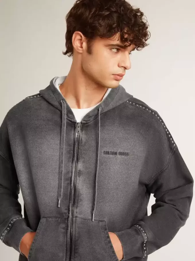 Sudadera antracita con efecto pulverizado y tachuelas Sudadera antracita con efecto pulverizado y tachuelas