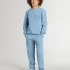 Sudadera azul claro para niño con letras en la parte delantera