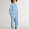 Sudadera azul claro para niño con letras en la parte delantera