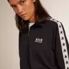 Sudadera azul oscuro con cremallera, franja blanca y estrellas en contraste Sudadera azul oscuro con cremallera, franja blanca y estrellas en contraste