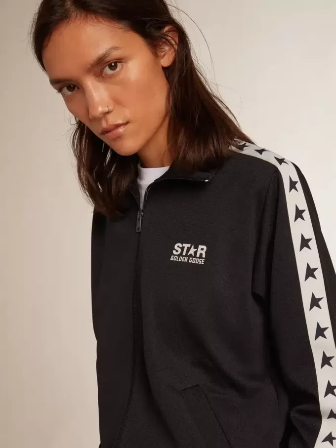 Sudadera azul oscuro con cremallera, franja blanca y estrellas en contraste Sudadera azul oscuro con cremallera, franja blanca y estrellas en contraste