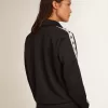 Sudadera azul oscuro con cremallera, franja blanca y estrellas en contraste Sudadera azul oscuro con cremallera, franja blanca y estrellas en contraste