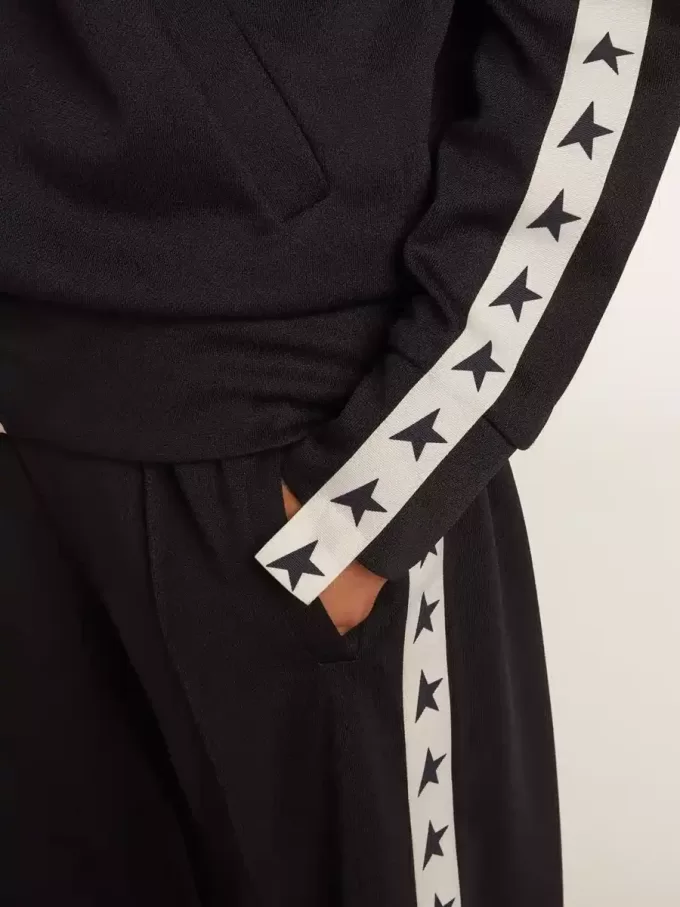 Sudadera azul oscuro con cremallera, franja blanca y estrellas en contraste Sudadera azul oscuro con cremallera, franja blanca y estrellas en contraste