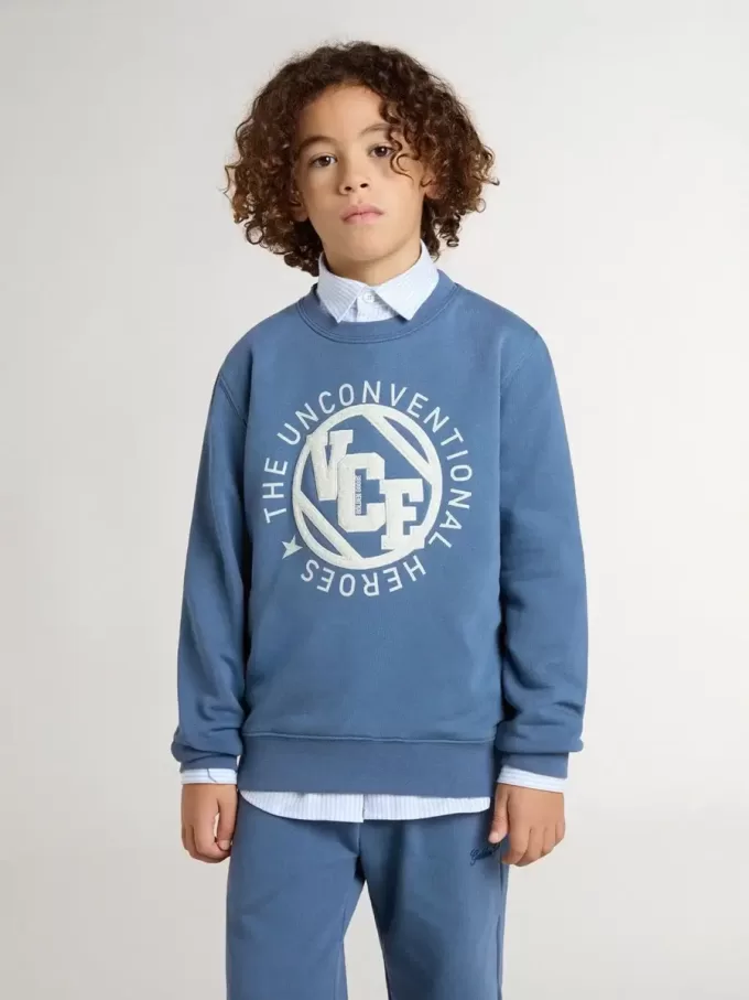 Sudadera azul para niños con parches blancos en relieve
