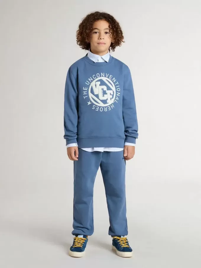 Sudadera azul para niños con parches blancos en relieve