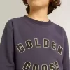 Sudadera azul violeta con las letras Golden Goose en la parte delantera