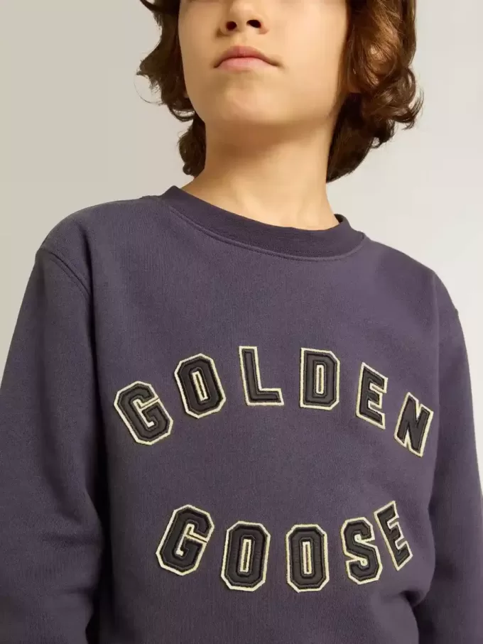 Sudadera azul violeta con las letras Golden Goose en la parte delantera