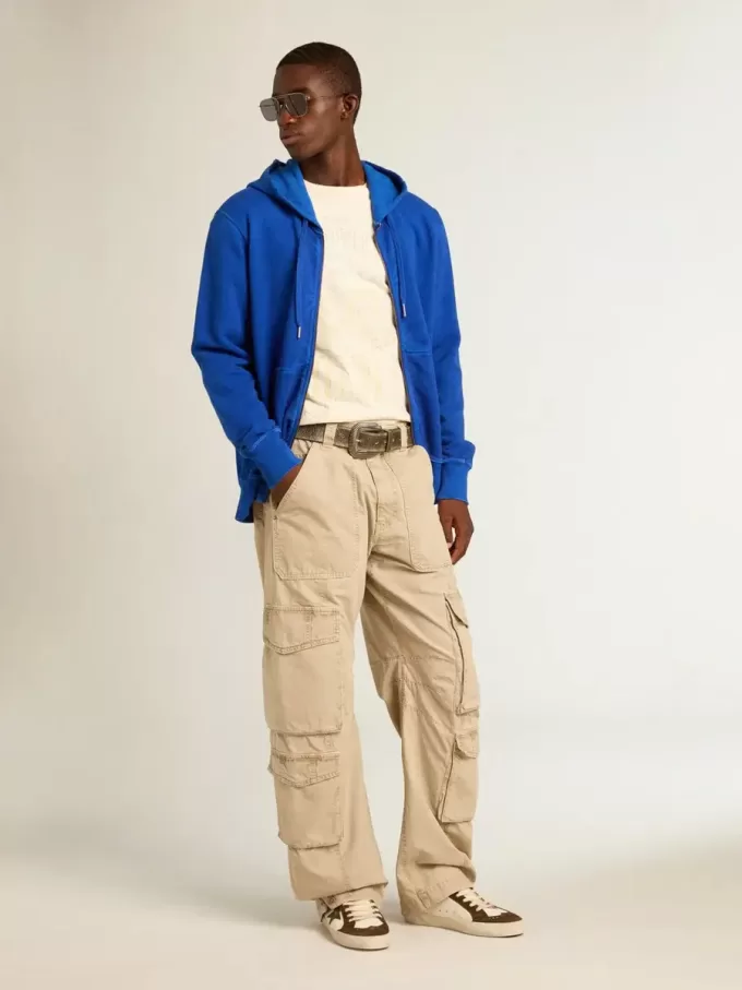 Sudadera con capucha azul para hombre con letras en la espalda. Sudadera con capucha azul para hombre con letras en la espalda.