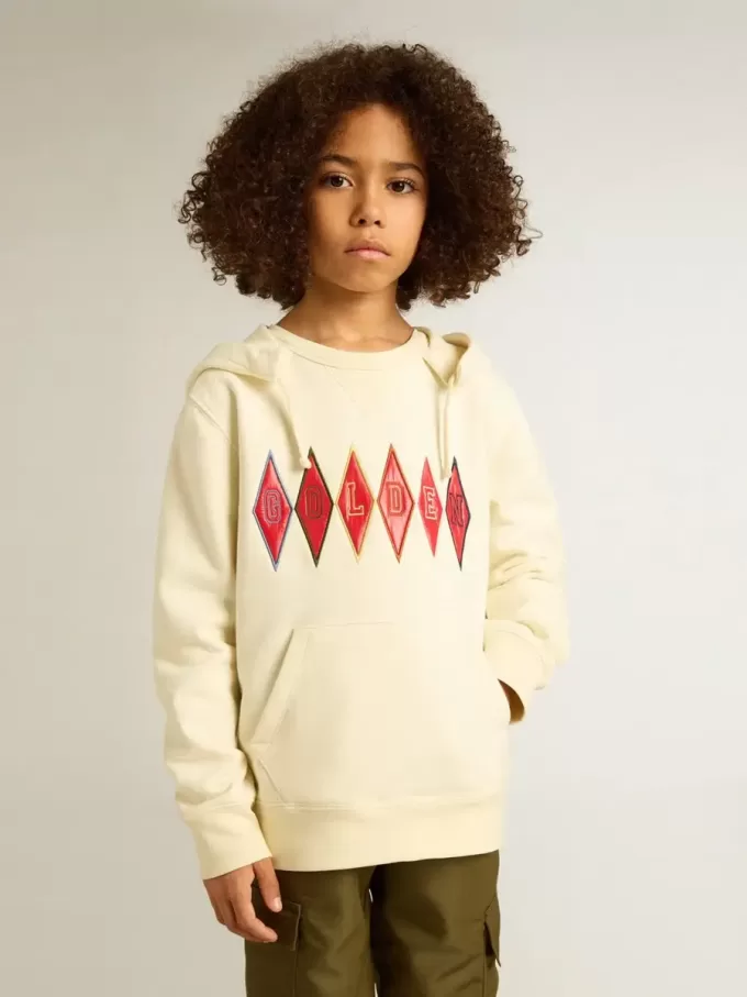 Sudadera con capucha en blanco desgastado con bordado dorado en la parte delantera.