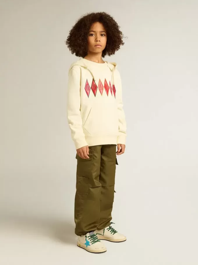 Sudadera con capucha en blanco desgastado con bordado dorado en la parte delantera.
