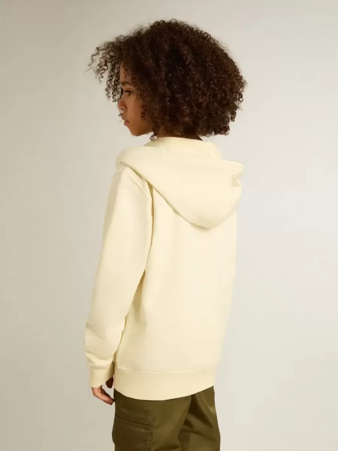 Sudadera con capucha en blanco desgastado con bordado dorado en la parte delantera.