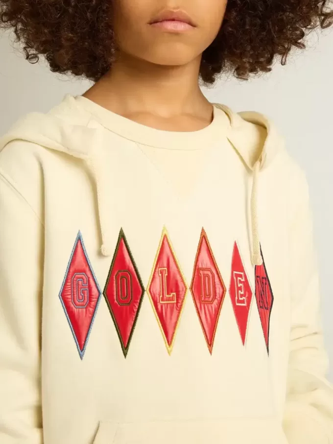 Sudadera con capucha en blanco desgastado con bordado dorado en la parte delantera.
