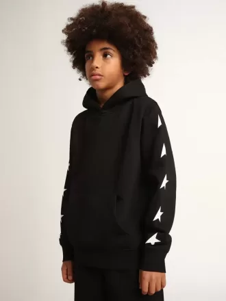 Sudadera con capucha para niño en color negro con estrellas blancas en contraste.