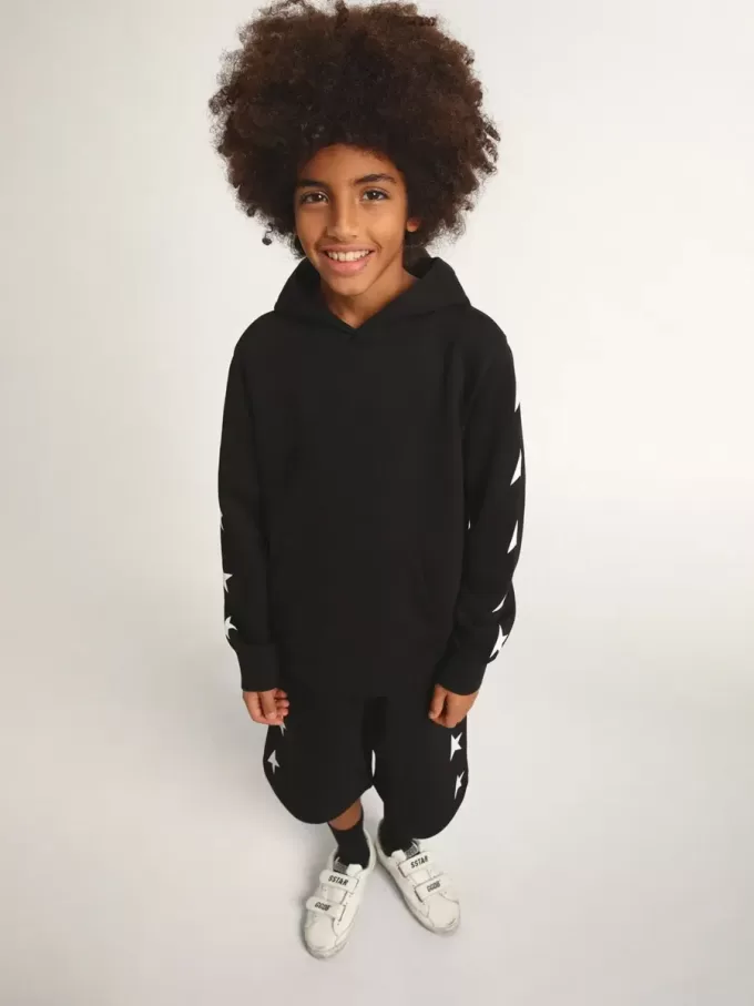 Sudadera con capucha para niño en color negro con estrellas blancas en contraste.