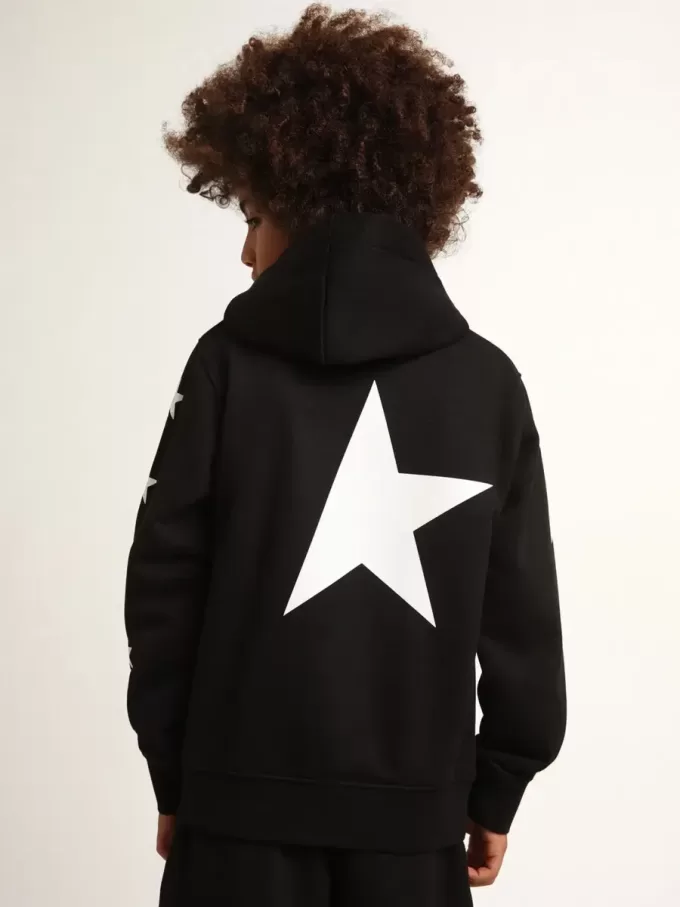 Sudadera con capucha para niño en color negro con estrellas blancas en contraste.