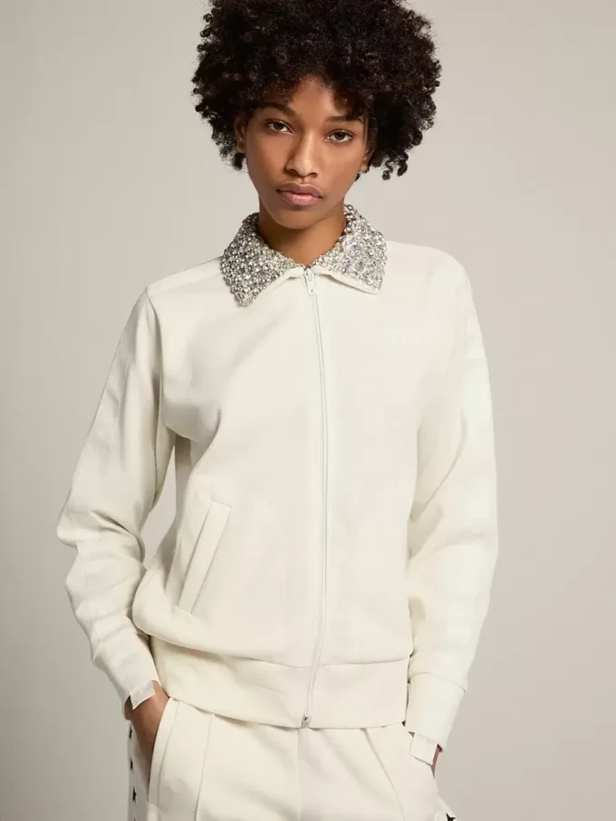 Sudadera con cremallera Denise Star Collection en color blanco papiro con cuello de cristal Sudadera con cremallera Denise Star Collection en color blanco papiro con cuello de cristal