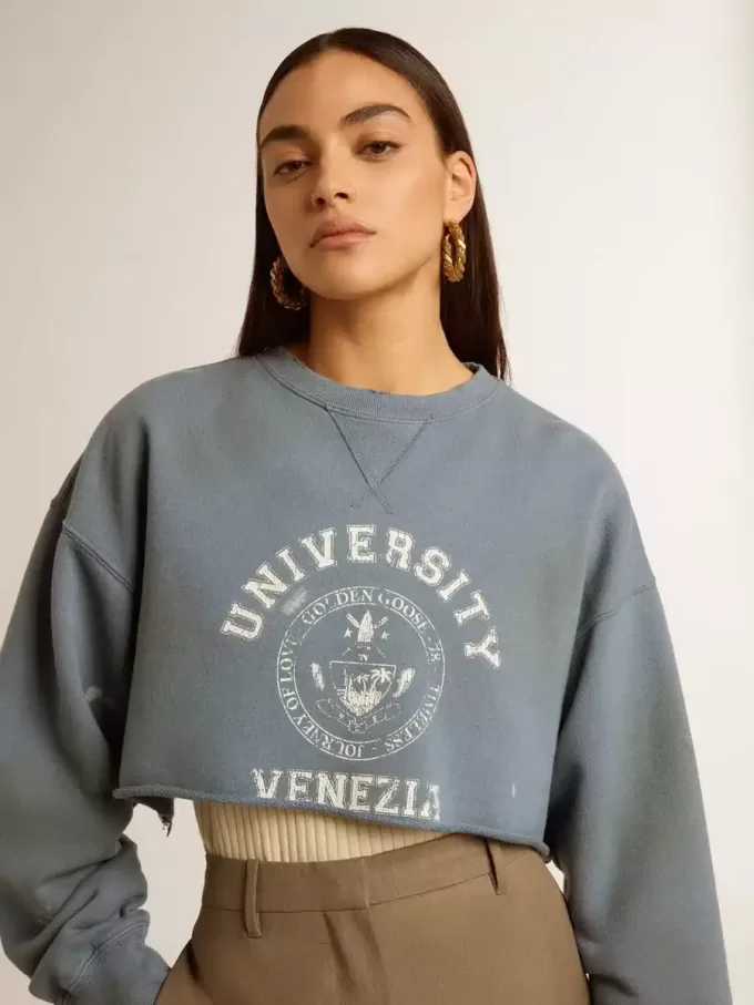 Sudadera corta en azul celeste con acabado desgastado Sudadera corta en azul celeste con acabado desgastado