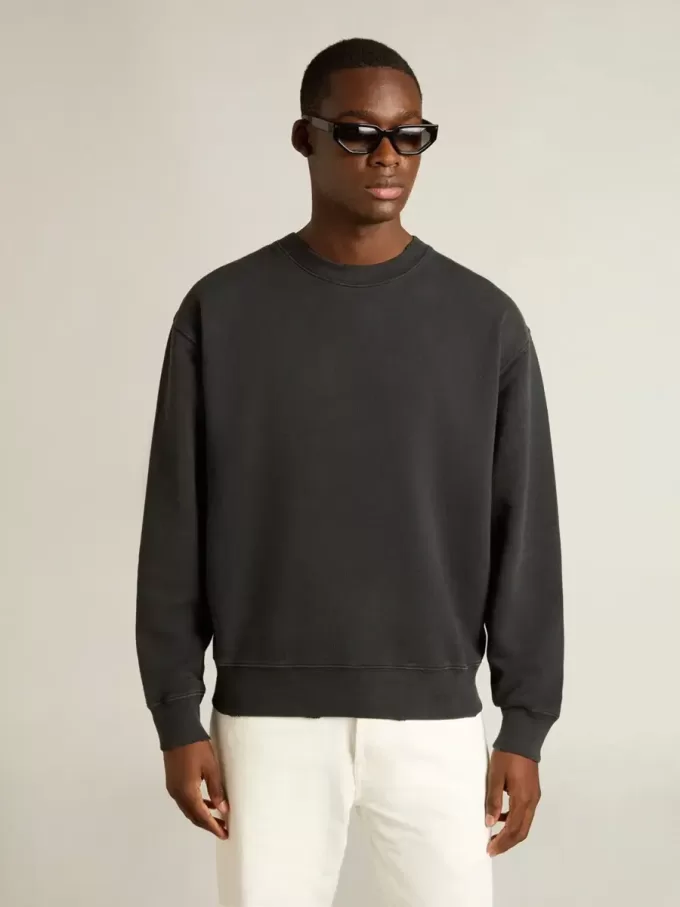 Sudadera en negro lavado con logotipo invertido en la espalda – Jersey Capsule Sudadera en negro lavado con logotipo invertido en la espalda – Jersey Capsule