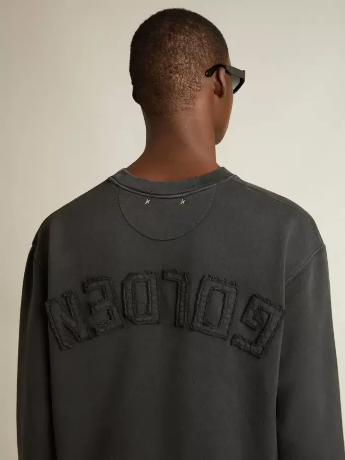 Sudadera en negro lavado con logotipo invertido en la espalda – Jersey Capsule Sudadera en negro lavado con logotipo invertido en la espalda – Jersey Capsule