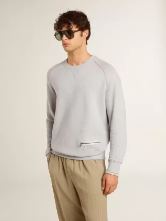Sudadera gris de cuello redondo para hombre con costuras en contraste