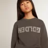 Sudadera gris desgastada con letras de cristal Sudadera gris desgastada con letras de cristal