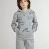Sudadera gris para niños con letras estampadas multicolores